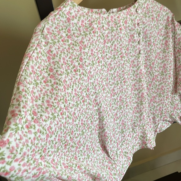 Tops - Chic and dainty floral crop top